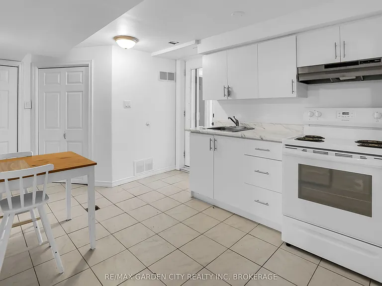 18 Wakil Dr #2 — Photo 3