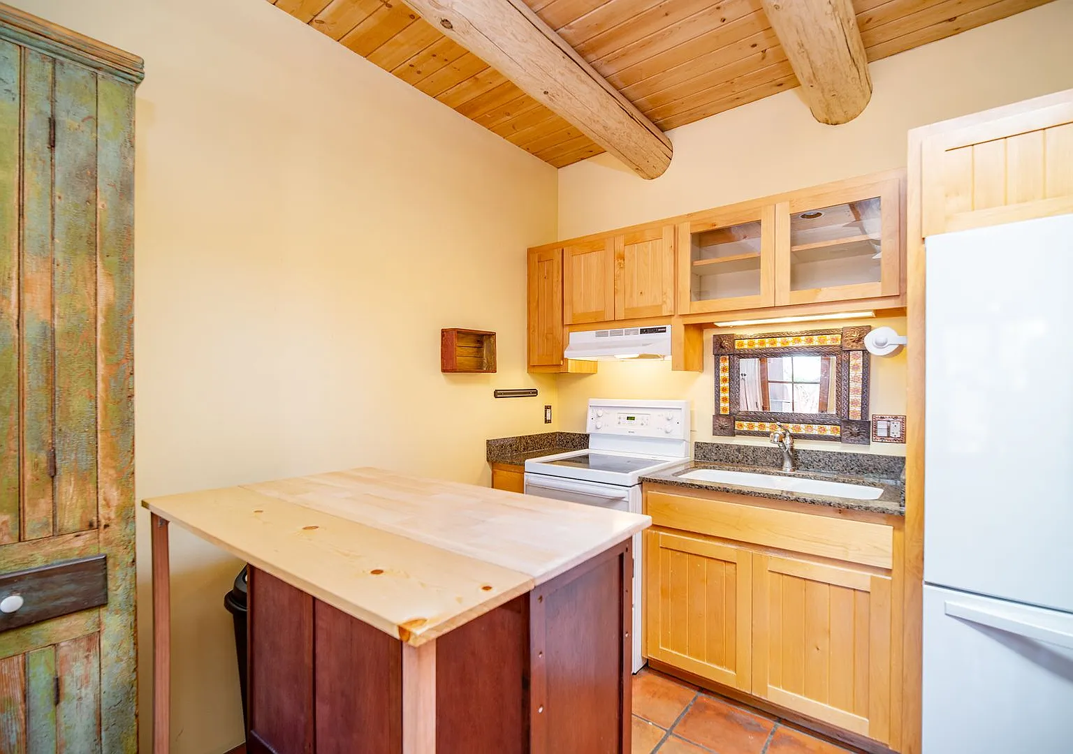 Downtown Private Condo Available Now! — Photo 4