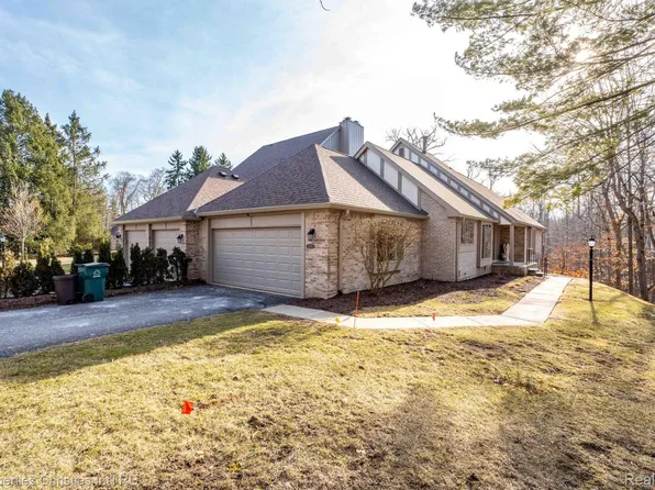 22241 Village Pines Dr, Franklin, MI 48025