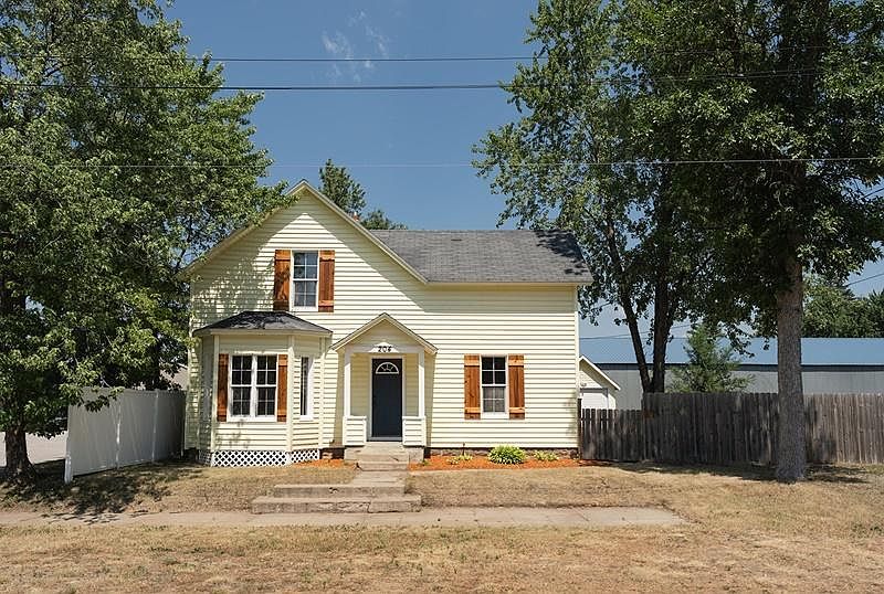 1st image of 204 1st St S