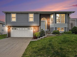 7433 Collister Rd, Lincoln, NE 68516