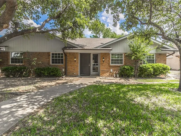 2719 Whispering Trail Cir — Photo 1