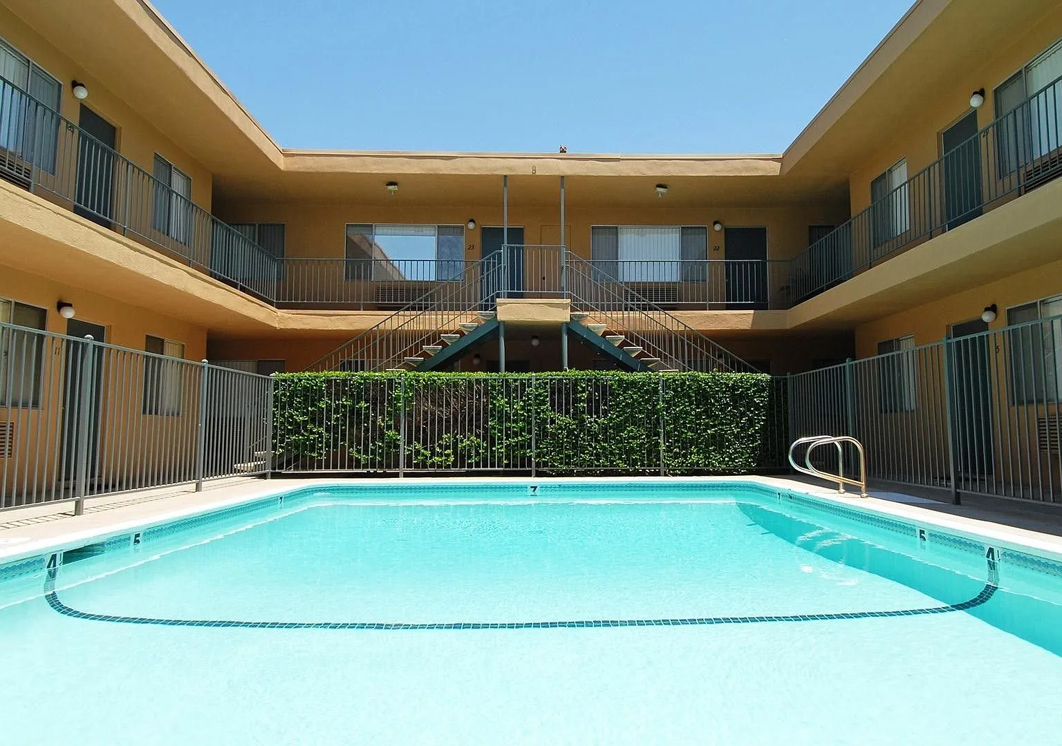 Palm Towers Apartments — Photo 2