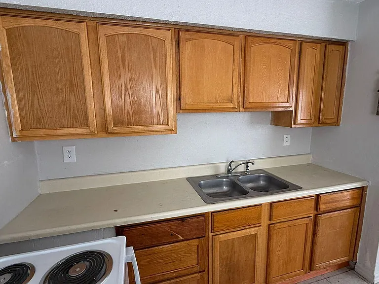404 Peters St — Photo 3