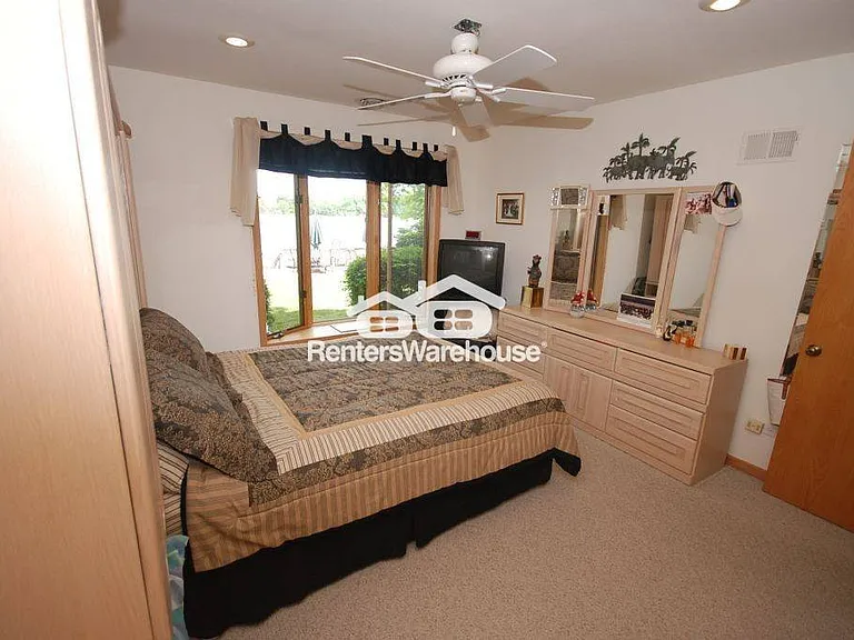 2310 N Lake Dr — Photo 10
