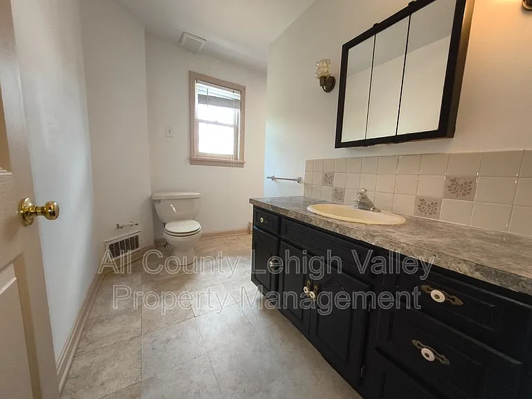 8 W Elizabeth Ave — Photo 5