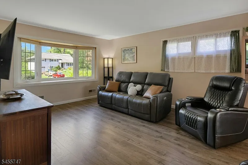 4 bed, 2.5 bath, $5,000 — Photo 4