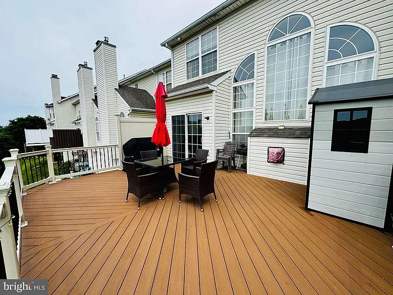 27 Lincoln Dr — Photo 1