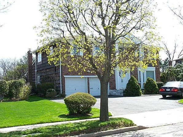 15 Hunt Court, Roslyn, NY 11576
