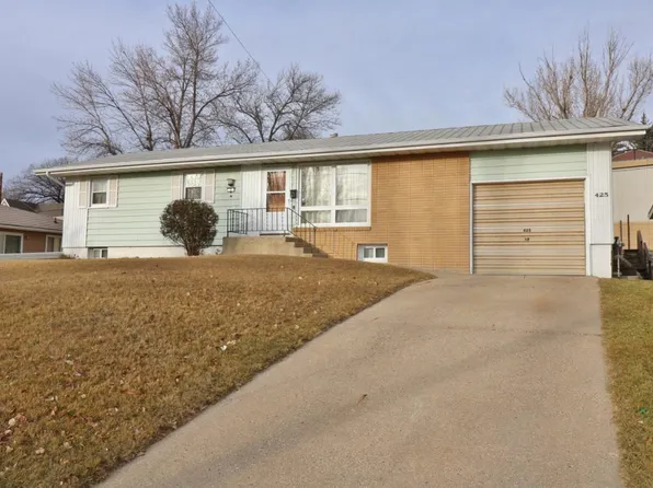 425 11th Ave NE, Minot, ND 58703