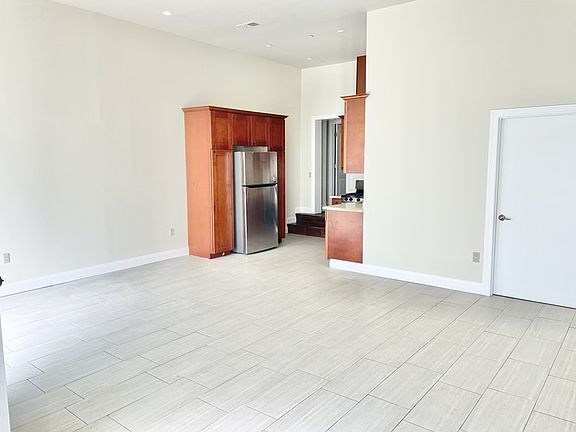 3rd image of 8616 Macarthur Blvd