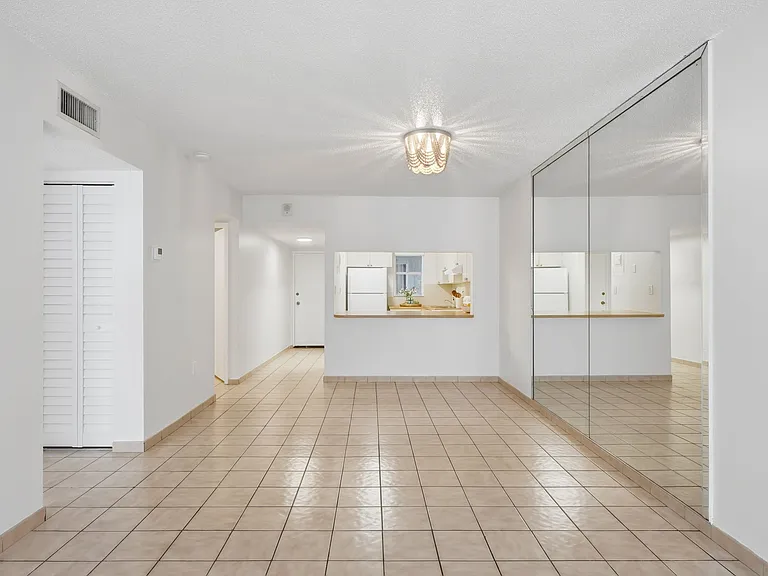 305 W 68th St #206 — Photo 4