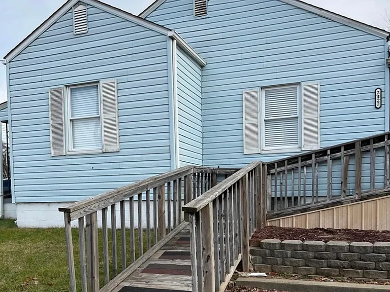 225 N Park Dr — Photo 25