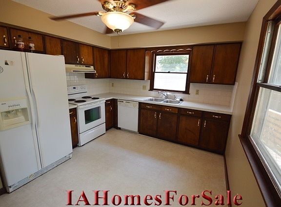 Kitchen - eat in kitchen, all appliances stay!