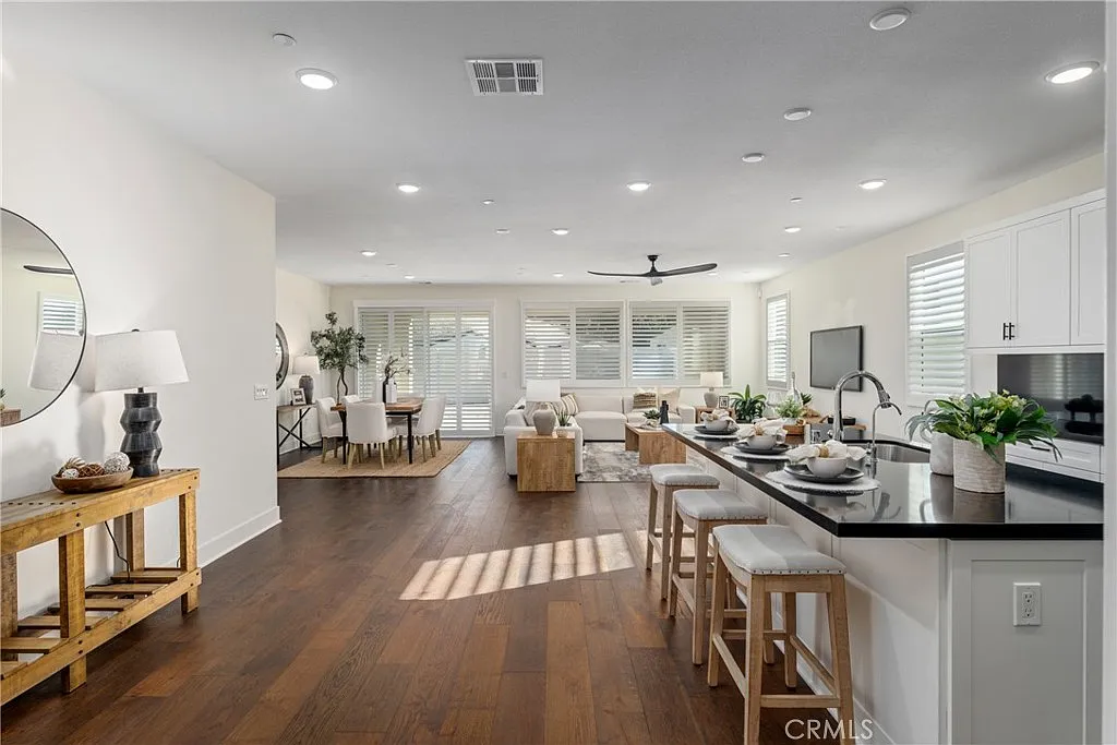 4 bed, 2.5 bath, 2418 sqft, $5,700 — Photo 3