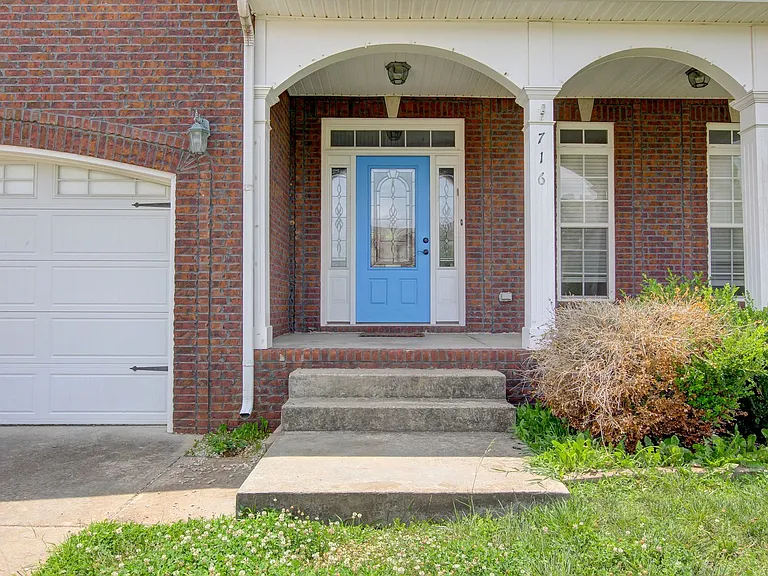 716 Cavalier Dr — Photo 4
