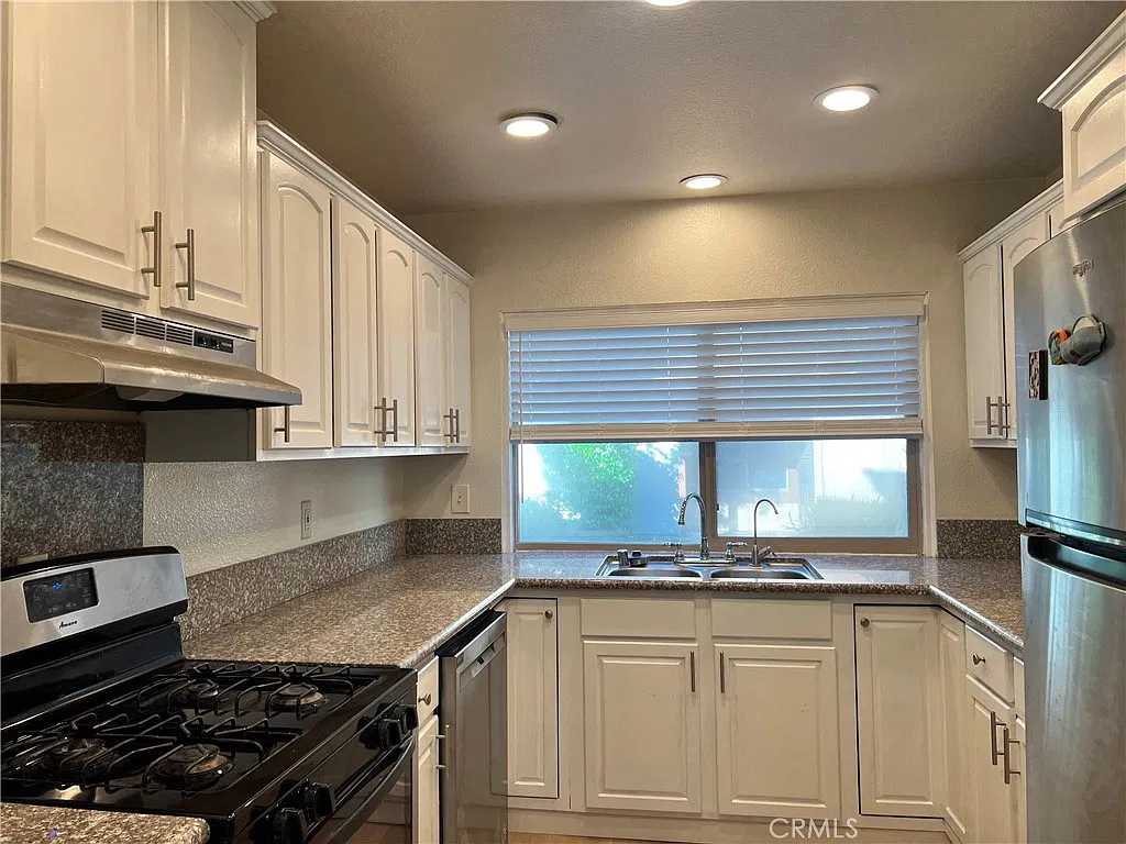 3 bed, 2.5 bath, 1569 sqft, $3,600 — Photo 4