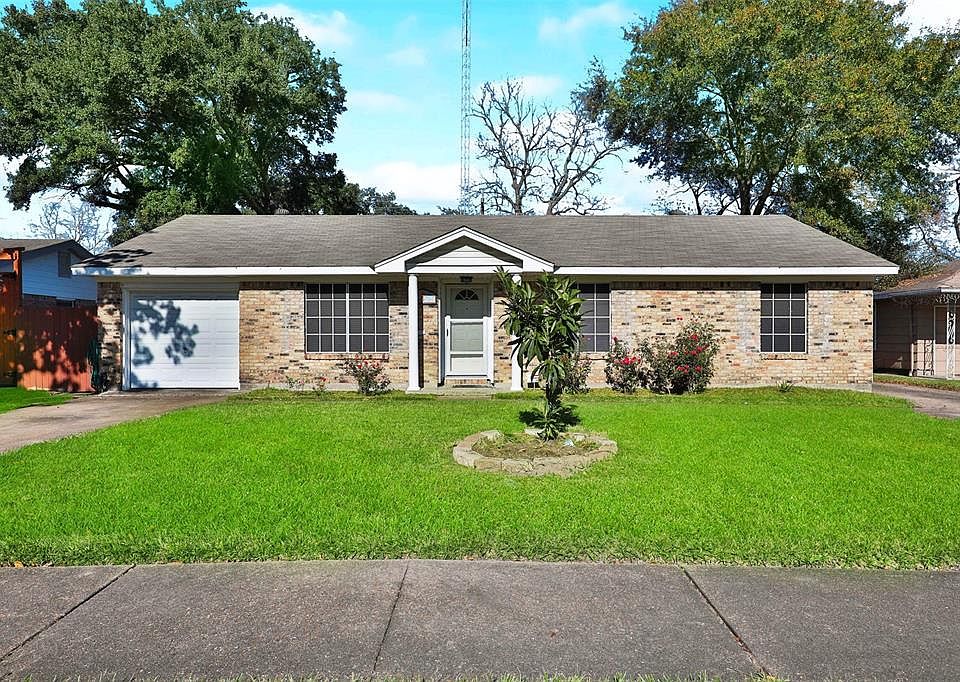 1st image of 818 Saddle Rock Dr