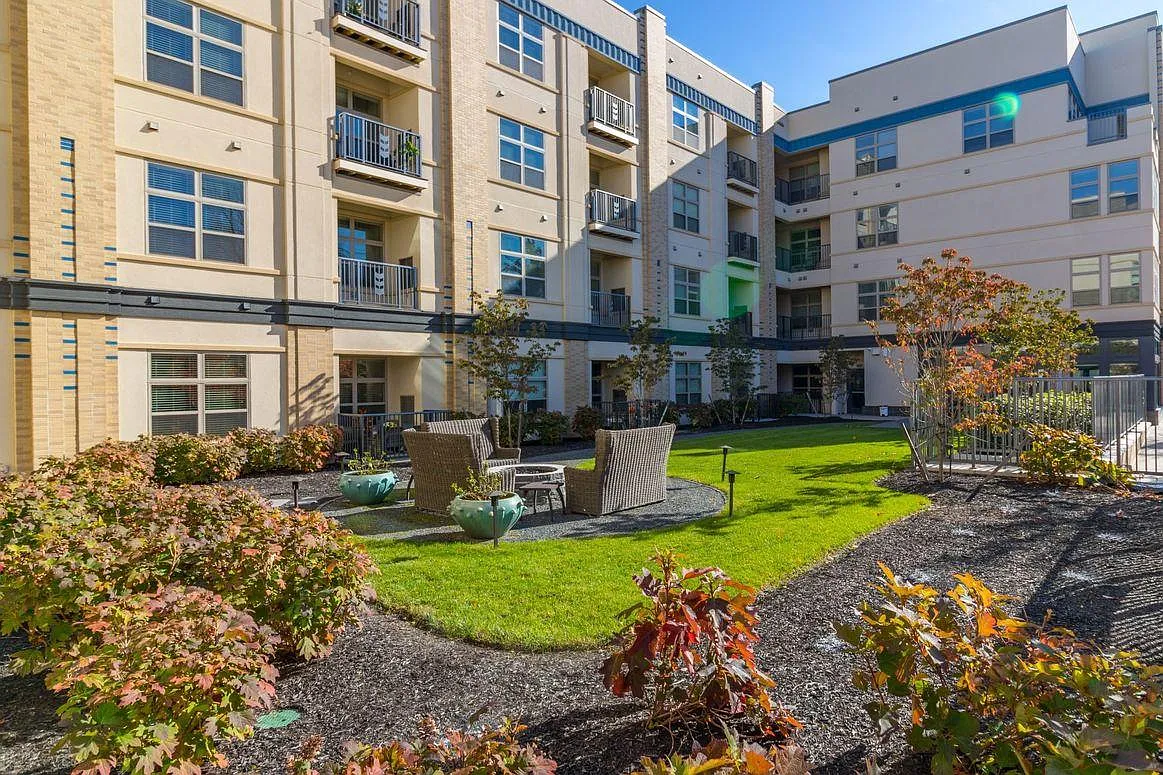 The Deco Apartments — Photo 3