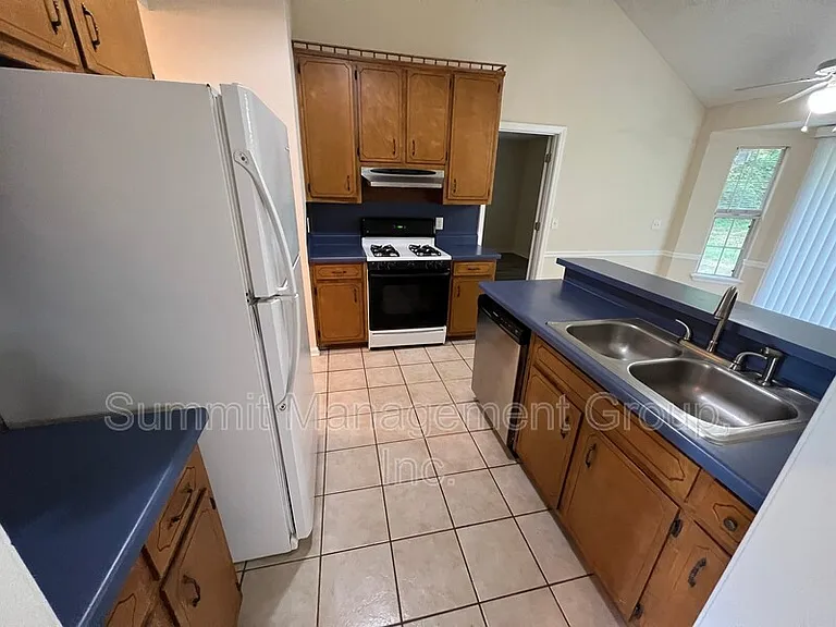 555 Cowan Rd — Photo 7