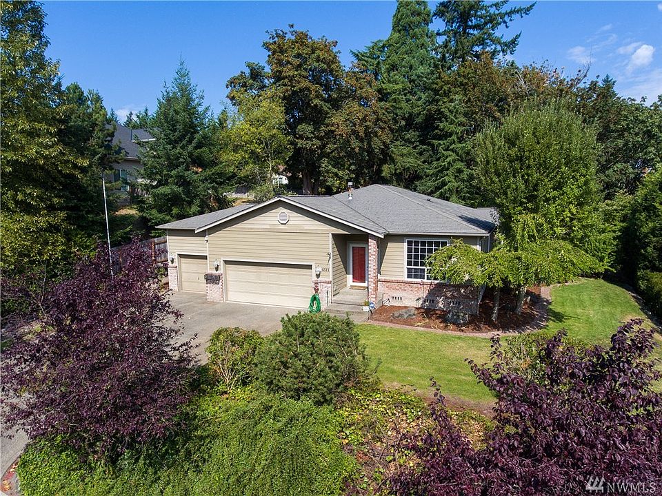 Rambler in Fife Heights.  Corner lot that offers Cascade Foothills and Partial Mt. Rainier views.