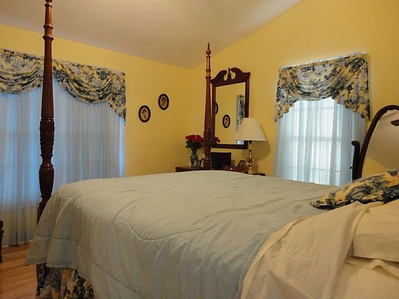 5th image of 301 Temple Ct