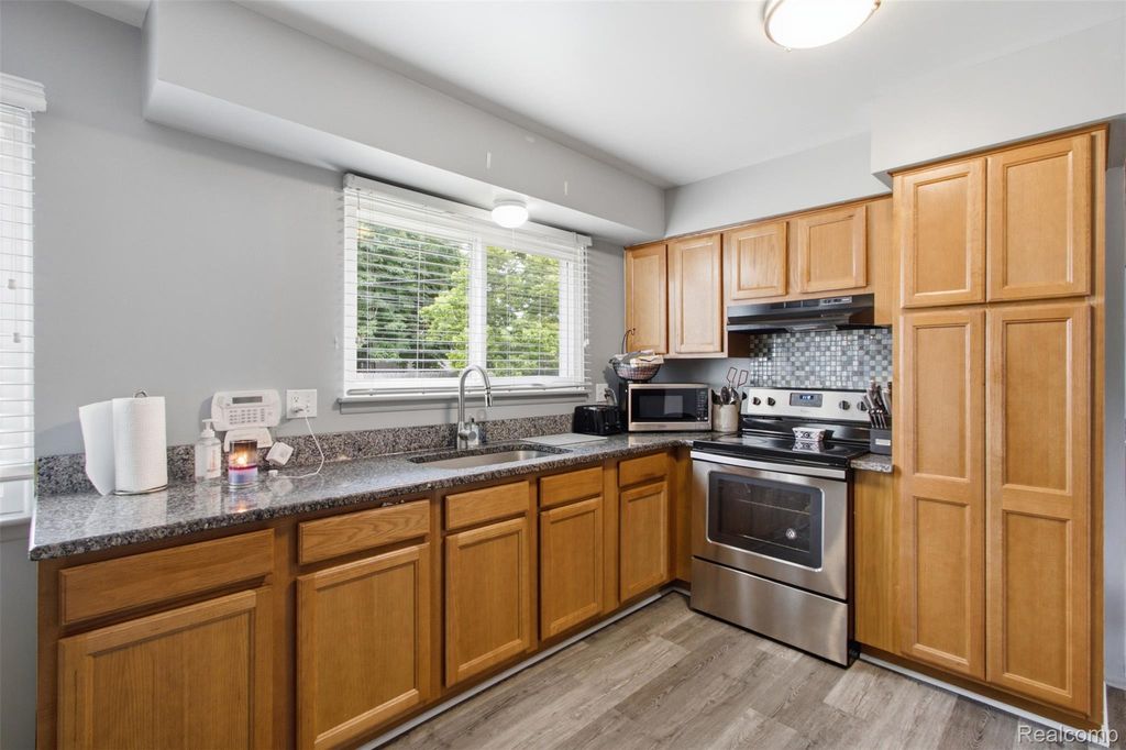 23707 Thornton St, Clinton Township, MI - View 6