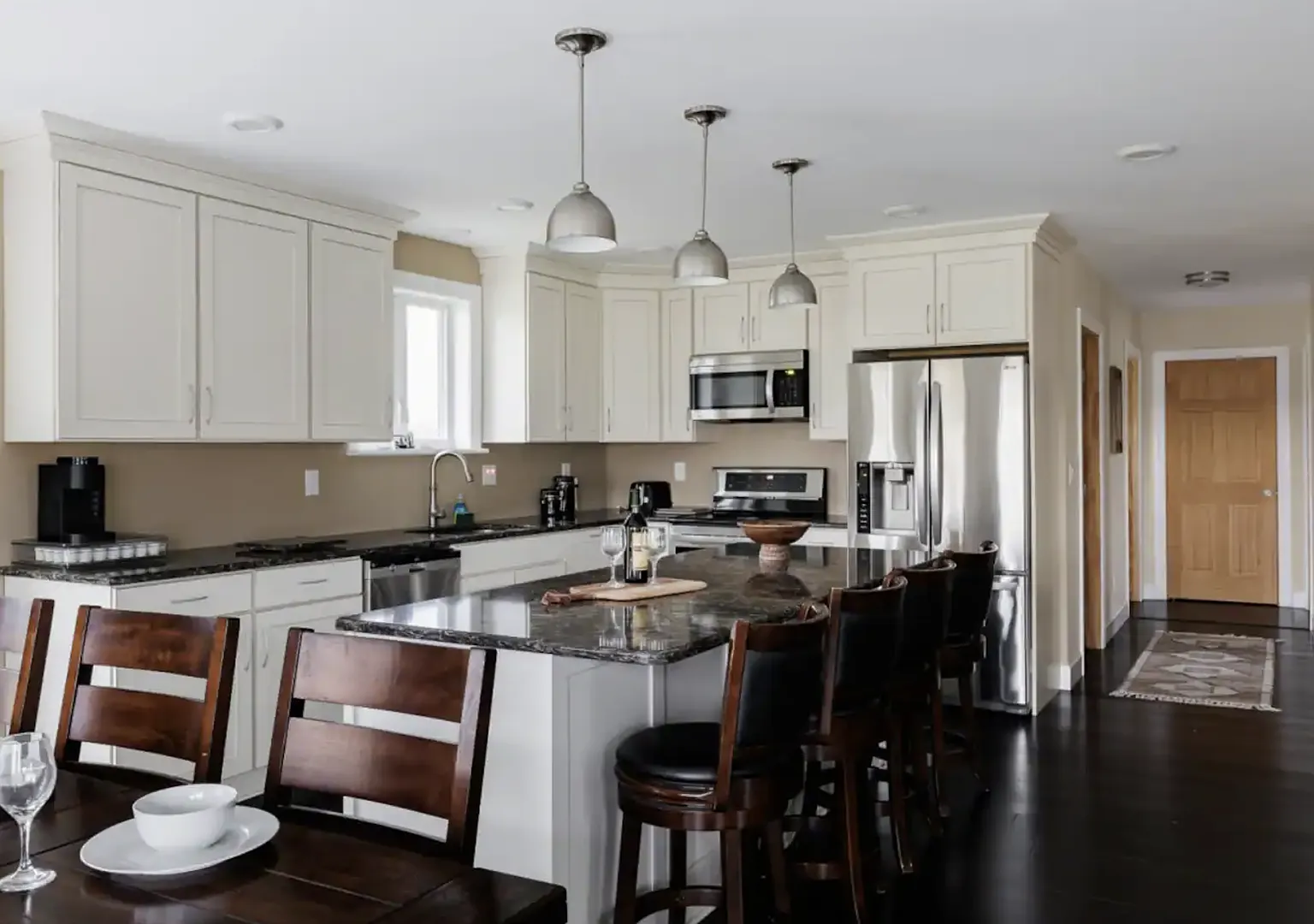 Private furnished winter rental- Heated floors! — Photo 3