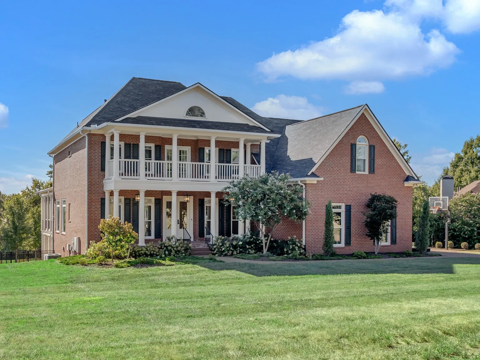 4 bed, 5.5 bath, 5553 sqft, $9,450 — Photo 2