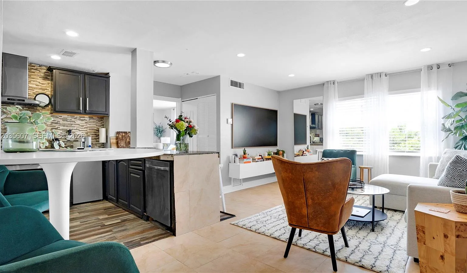 Carlyle Condominium — Photo 1