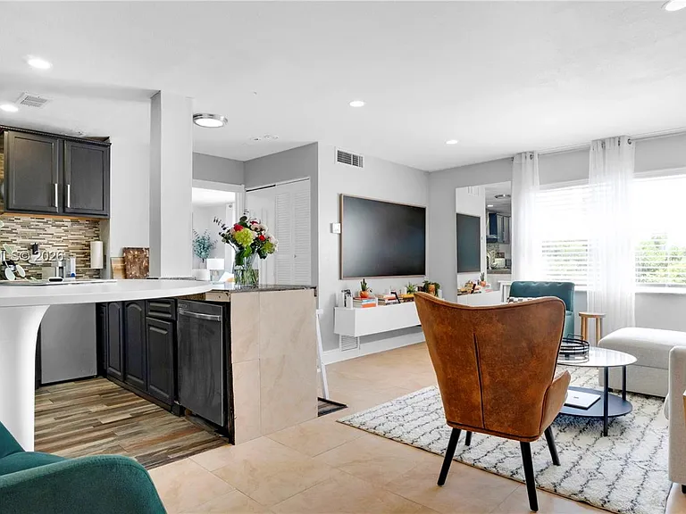 7925 Carlyle Ave #403 — Photo 2