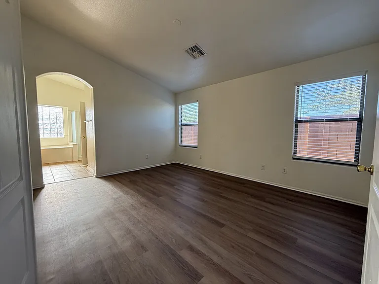 8202 S 47th Ave — Photo 16