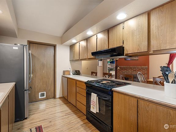 5th image of 236 NE Watson Court