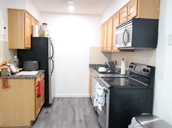 6 Dailey St APT E, Attleboro, MA 02703