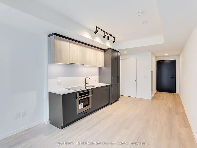 689 The Queensway #429 — Photo 8
