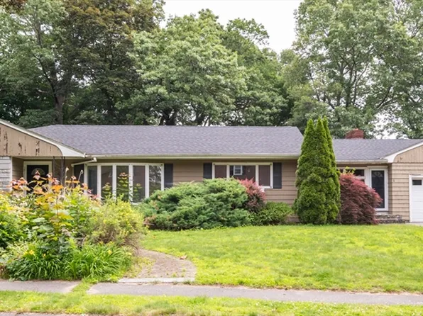 1 Hunting Ln, Lynnfield, MA 01940