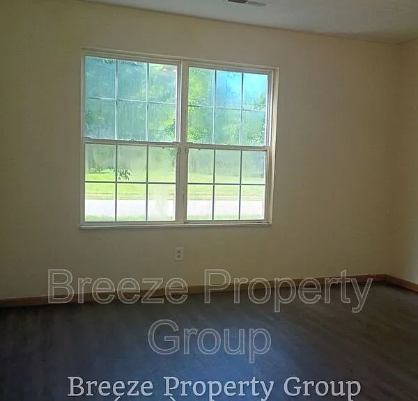 546 Breaden St — Photo 6