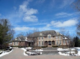 5480 Carrollton Ct, Rochester, MI 48306