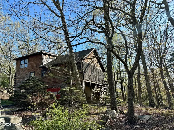 111 W End Dr, Lords Valley, PA 18428