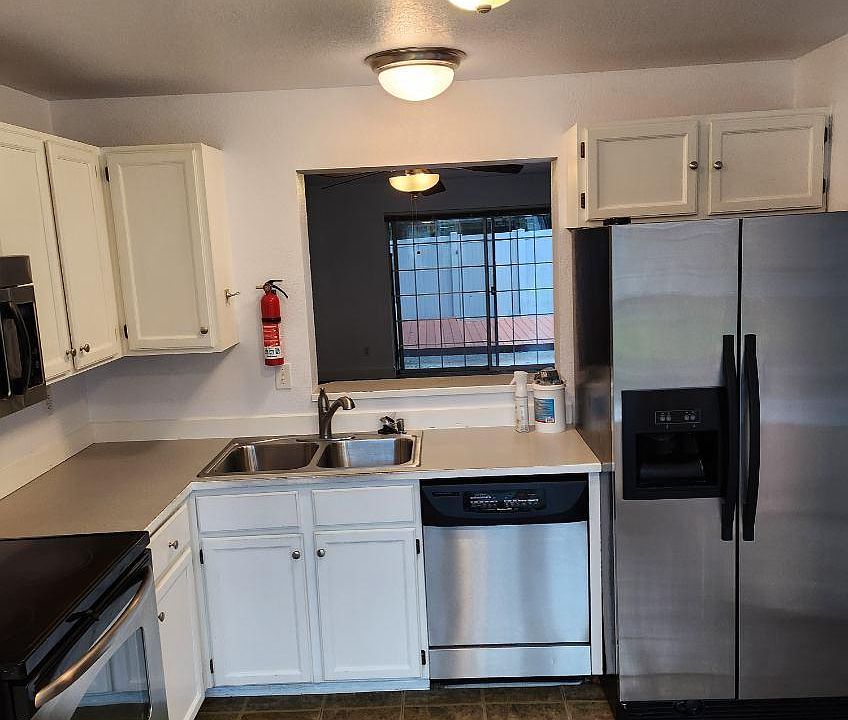 Spacious kitchen with SS appliances and breakfast nook