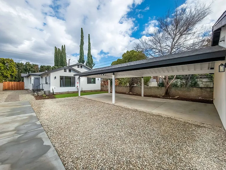 Newly Renovated 4BR Lamanda Park Units! — Photo 25
