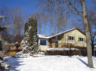 1044 W Crestview Cir, Baraboo, WI 53913