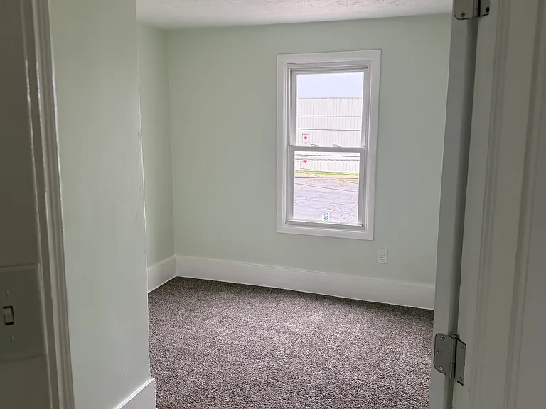 985 W Wilbeth Rd — Photo 6