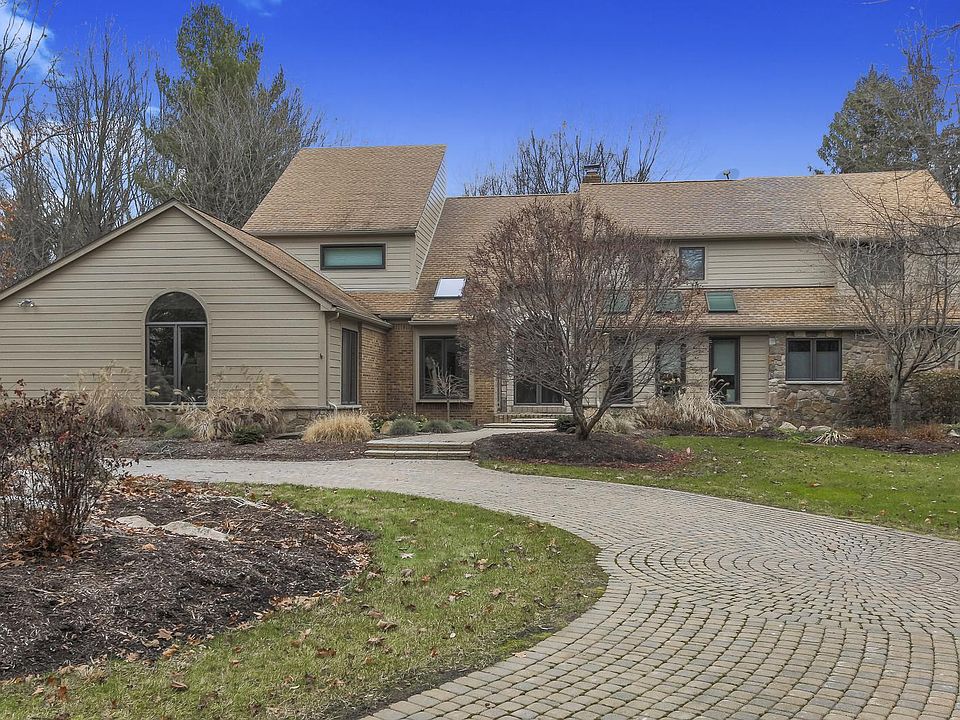 Front with circle drive