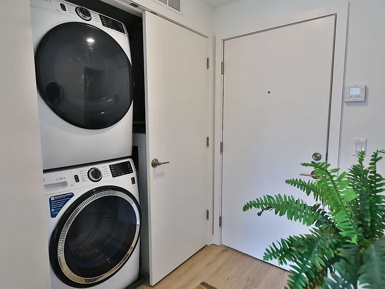 231 W Johnson Street — Photo 39