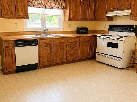 3rd image of 10417 Doyle Blvd