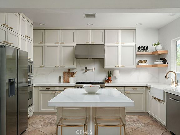 3rd image of 19 Via Ceramica