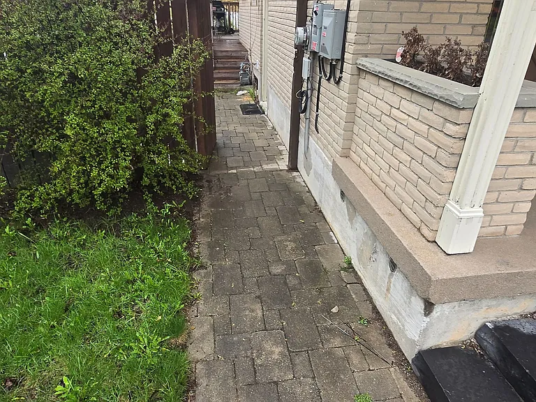 106 Springdale Cres #LOWER LEVEL — Photo 3