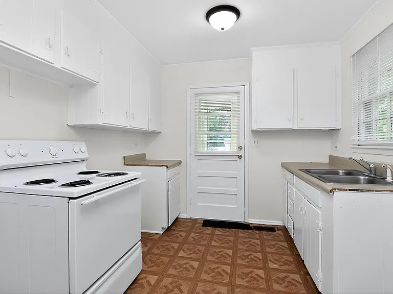 1813 Lasalle St — Photo 12