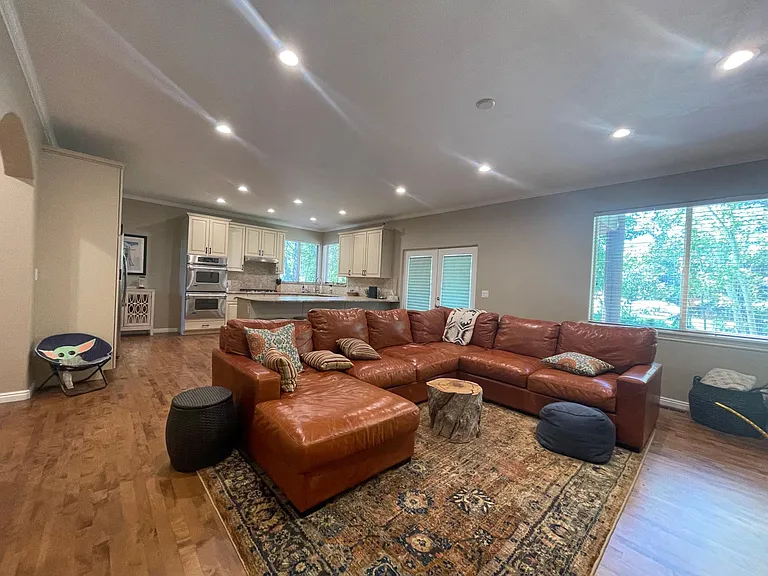 701 Martingale Ln — Photo 4